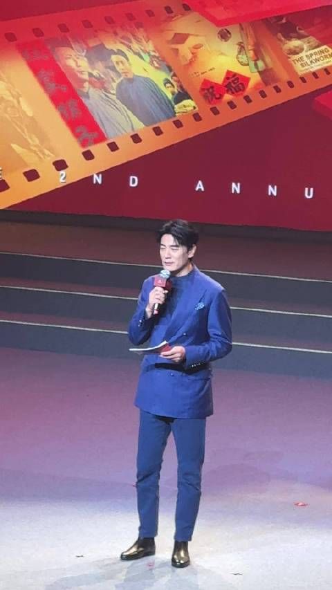 李光洁蓝色西装儒雅从容