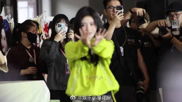 鞠婧祎告别粉丝被工作人员带离现场
