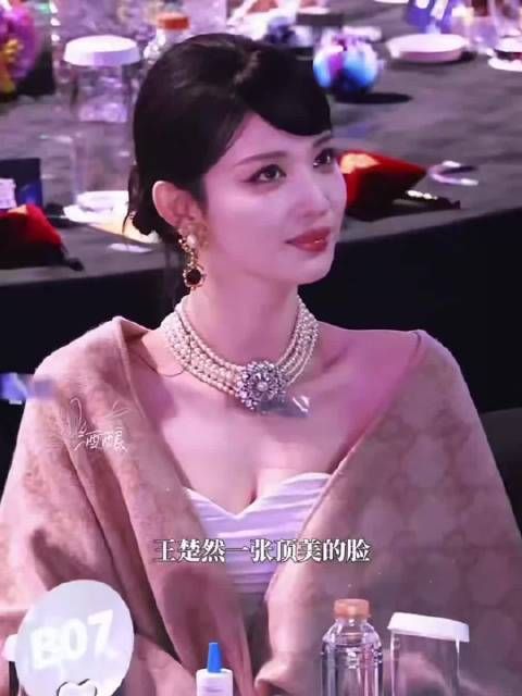 王楚然展现独特松弛感，兼具美貌与可爱