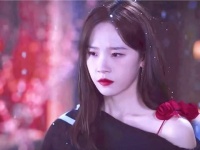 我百看不厌的开头，她生气的来质问他，他却告诉她下雪了过来坐