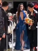 古力娜扎深海蓝裙亮相，碎钻星光映衬顶级氛围