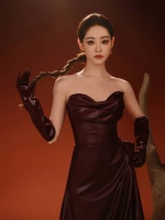 祝绪丹皮裙配手套，飒爽尽显轻熟韵味