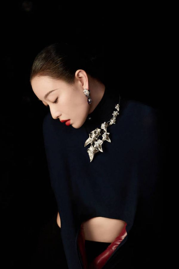 倪妮清冷垂眸。