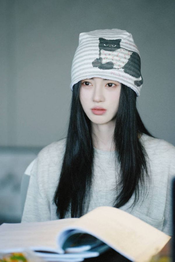 鞠婧祎气质清冷。