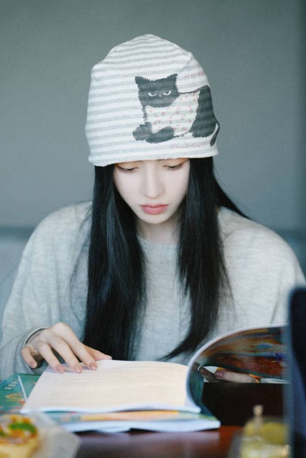 鞠婧祎低头认真阅读剧本。