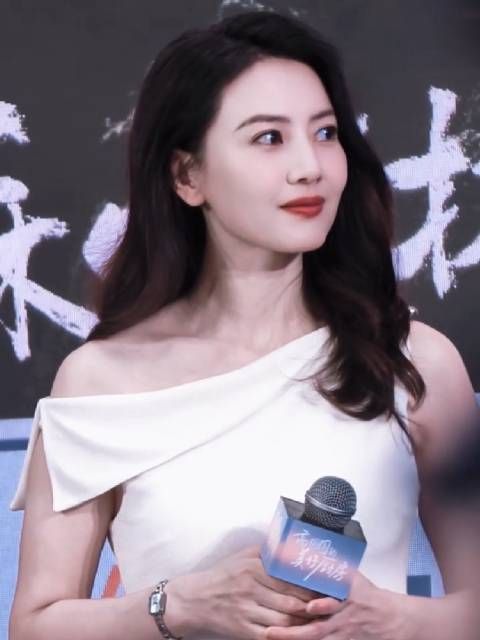 高圆圆出席活动这状态,真是岁月从不败美人啊