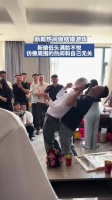 新郎热闹做结婚游戏，新娘低头玩手机仿佛周围的热闹和自己无关！