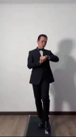 网友复刻Hollywood男星的步态，神韵拿捏得恰到好处