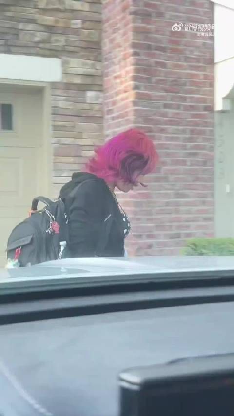一位美国润人拍下了自己女儿参加美国初中毕业典礼的装扮,真吓人!