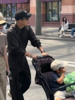 戚薇李承铉带儿子游玩环球影城，seven坐在车里由爸爸推着，都这么大了！