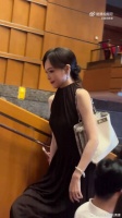 唐嫣亮相女儿幼儿园活动亲切互动显亲和