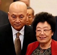 丧妻1月后迟重瑞近况曝光，身边有佳人陪伴，陈丽华悔不当初