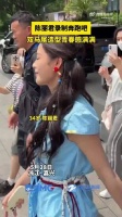 陈丽君蓝衣双马尾亮相嘉兴，录制奔跑吧青春洋溢
