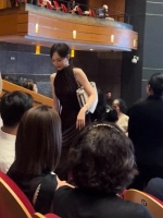 唐嫣参加女儿幼儿园活动，一身黑裙优雅漂亮，6岁小小糖快毕业了