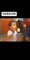 那个从小在妈妈演唱会后台唱儿歌的童童长大了，长得那么像她爸爸