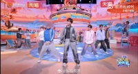 从肢体到神态都完美契合舞台，魅力无处可藏