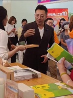 汪小菲现身北京展会，人气爆棚！33度高温穿西服，被赞敬业！