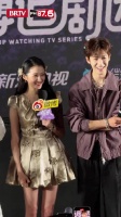 关晓彤为李昀锐摘彩带，耀眼追剧团互动甜度爆表