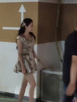 谁懂关晓彤这大长腿一出来整个追剧团都亮了！腿精称号真不是白叫的