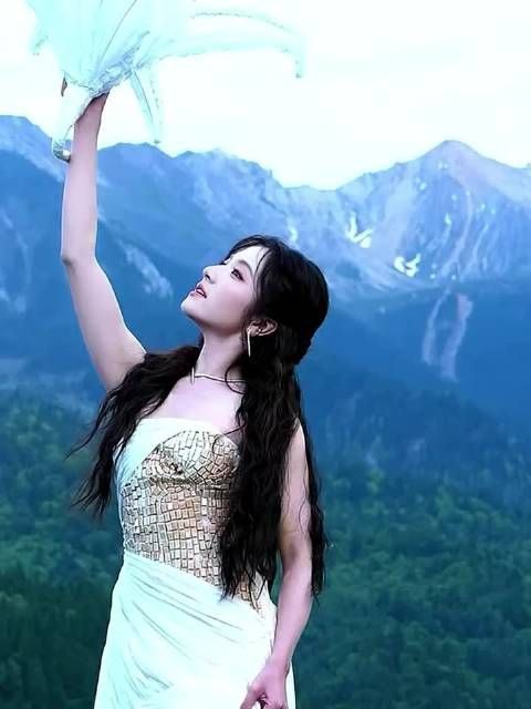 李兰迪穿白纱裙亮相VOGUE红毯，被赞油画女神