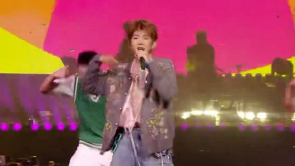 王源工体连唱5首，夏日歌会深情开唱