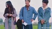 小林真是又争又抢，帮老婆背包的男人最帅