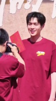 张若昀钟楚曦新片开机，演绎快递员时间循环故事
