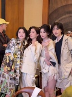 VOGUE晚宴刘诗诗成合影焦点，郭晓婷赵今麦等众星争相合照