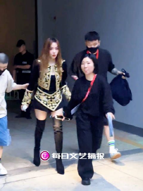 播报在现场|是谁上台前热络的和舞蹈演员们打招呼啊~是张靓颖!