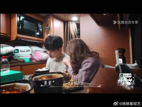 凯凯就这样躺在颜颜的肩膀上,我要疯了