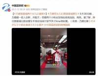 方媛带女儿们看郭富城赛车：带着两个小粉丝到场给爸爸加油、助阵