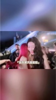 孙怡低头轻声询问的模样，灵动又温柔，一整个氛围感拉满