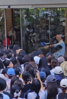 大批粉丝冲入商场，玻璃突然爆了，众人纷纷惊呼！张凌赫线下活动，临时取消