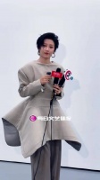 刘雨昕掉麦后傲娇比心引热议