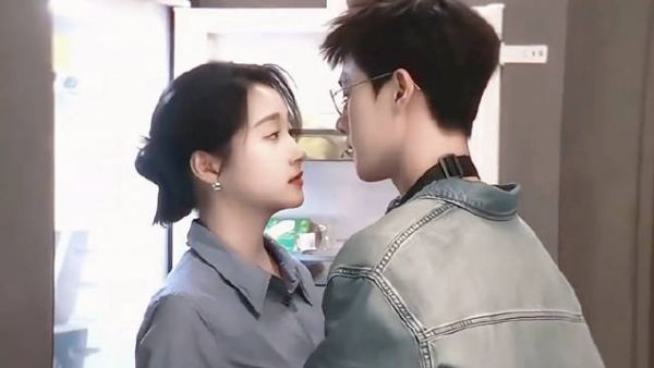 关晓彤李昀锐冰箱吻 氛围感够够的！