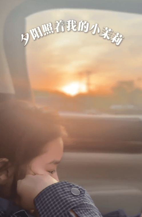搜狐娱乐讯 5月31日，高云翔在社交平台晒出带女儿小酒窝提前过六一的视频，视频里小酒窝与好友在游乐园玩耍，父女俩相处超温馨。