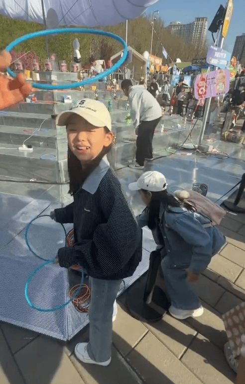 小酒窝与高云翔互动。