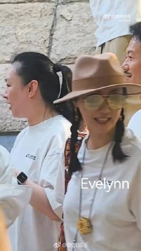 刘亦菲儿童节回北电与同学聚会，穿白衬衫比耶合影