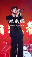 郑人予与华晨宇同台演出被称带薪追星