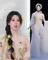 杨紫今天造型夯爆了，团队以后都保持这个审美