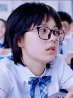 林妙妙上课偷吃被老师发现