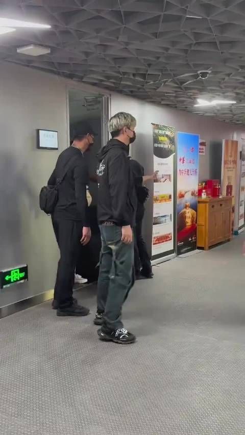 王菲现身谢霆锋演唱会获表白，张柏芝被指落败