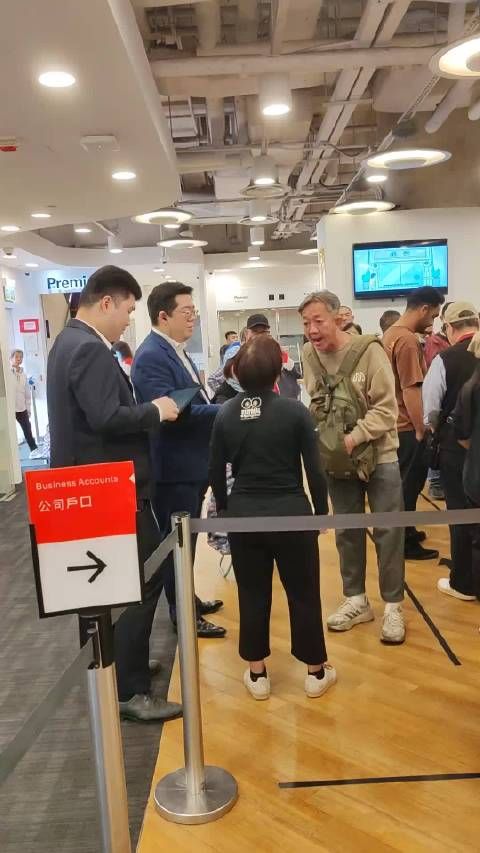 香港网友偶遇街头争吵爆粗口引围观
