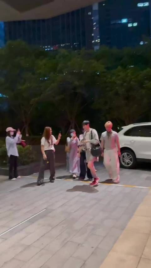 炎亚纶线下遭遇粉丝当面质疑仅以微笑回应