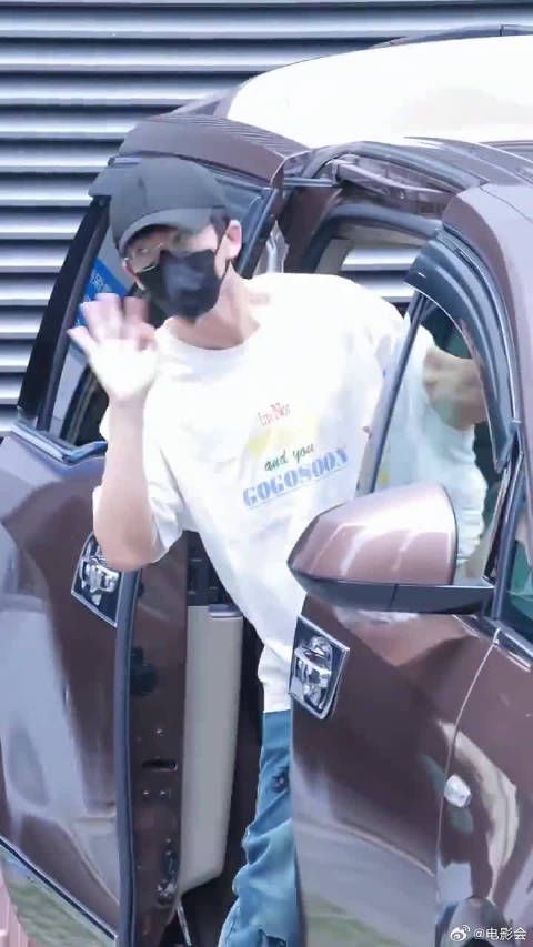 台上灵动外放，台下蔫蔫犯困，这种反差帅哥真的越看越喜欢