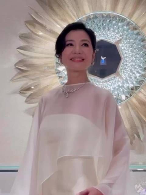 钟楚红今日出席活动 天呢，我们红姑永远这样又美又甜