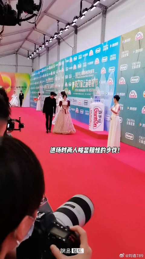 曾舜曦 两人同框走红毯，刚开始进场时两个小小的身躯还有点胆怯的感觉