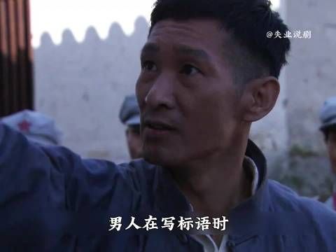 男人在写标语时故意将脚步挪动到凳子边缘，接着便假装摔倒