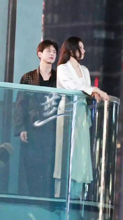李现张婧仪雾里青睡袍拥抱路透曝光