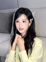 陈都灵穿奶黄色上衣灵动又可爱